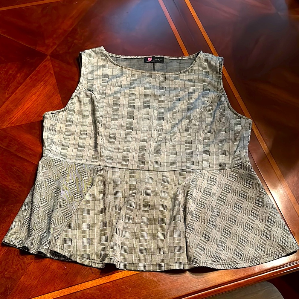 Stylish houndstooth sleeveless ruffle hem blouse